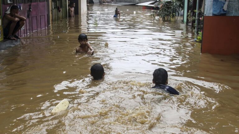 Floods Still Submerge 21 Neighborhoods in Jakarta, East Jakarta Worst Hit